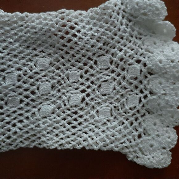 Vintage crochet white gloves girls child size handmade crocheted vintage gloves - Picture 2 of 5